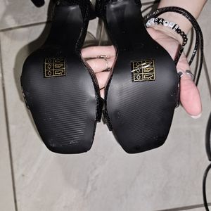 2 Stilettos Black and Nude/Cream